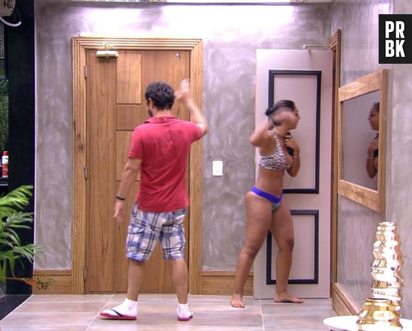 Amanda conversa com Adrilles antes de pular sem bíquini na piscina da casa do "BBB15"