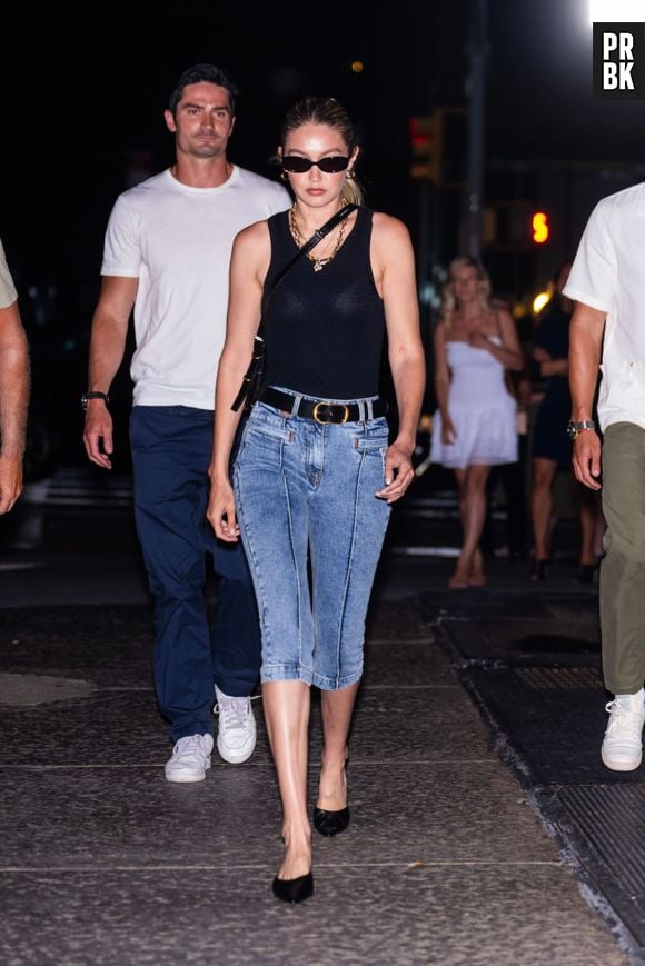 Gigi Hadid apostou numa calça capri jeans para compor seu look