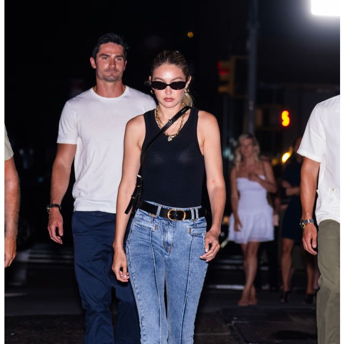 Gigi Hadid apostou numa calça capri jeans para compor seu look