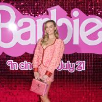 Margot Robbie usou um terninho com chapéu bem clássicos na divulgação de  Barbie - Purebreak