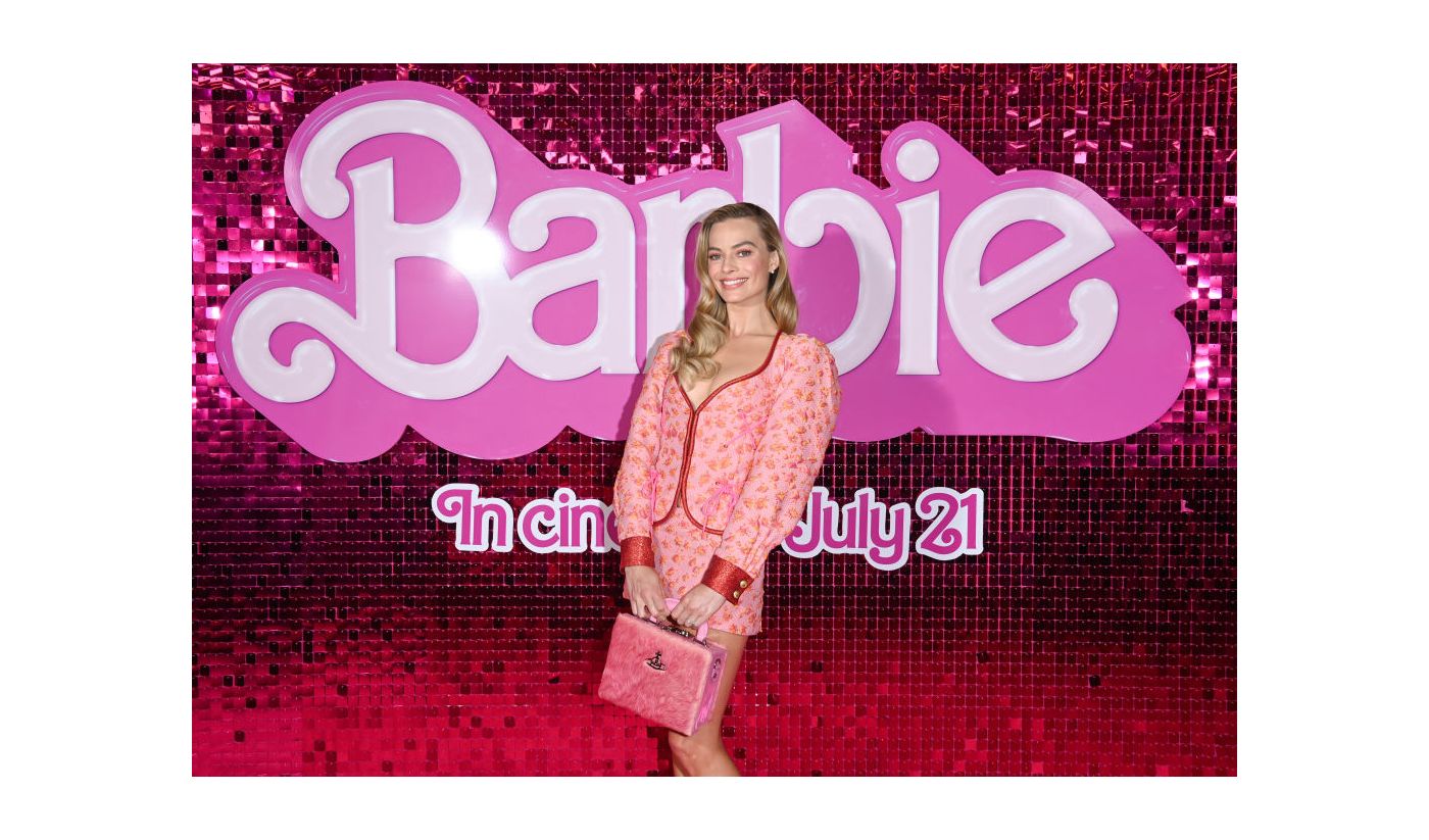 Roupa da Barbie: 40 looks cor de rosa usados por Margot Robbie