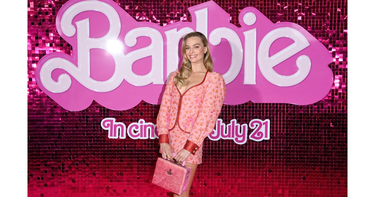 Cadê o rosa? Margot Robbie usa roupa preta na première do filme de Barbie;  saiba o motivo