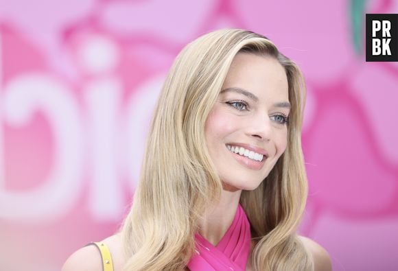 A maquiagem de Margot Robbie também combina com a estética da Barbie