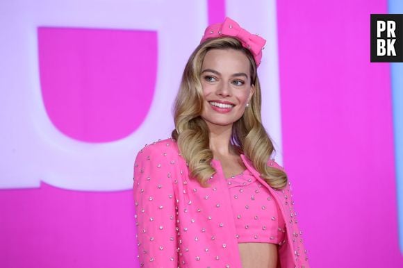 Os acessórios são peças essenciais no look de Margot Robbie