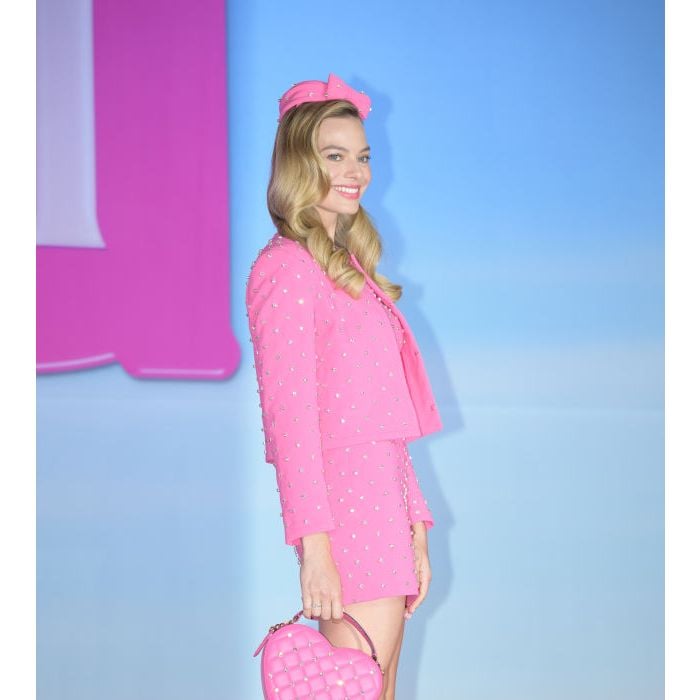 Margot Robbie usou um terninho com chapéu bem clássicos na divulgação de  Barbie - Purebreak