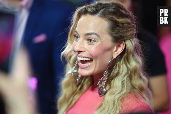 Os brincos bem grandes usados por Margot Robbie são peça-chave do visual