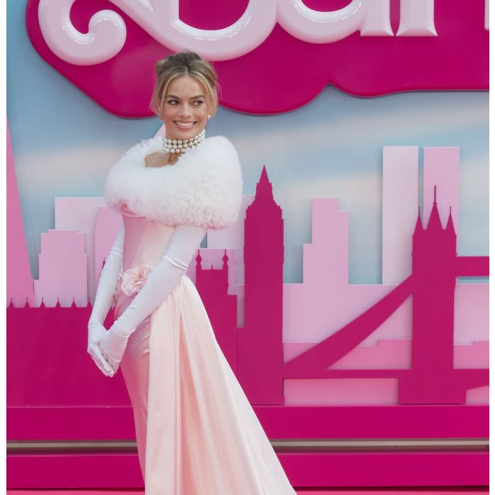 Margot Robbie usou um terninho com chapéu bem clássicos na divulgação de  Barbie - Purebreak