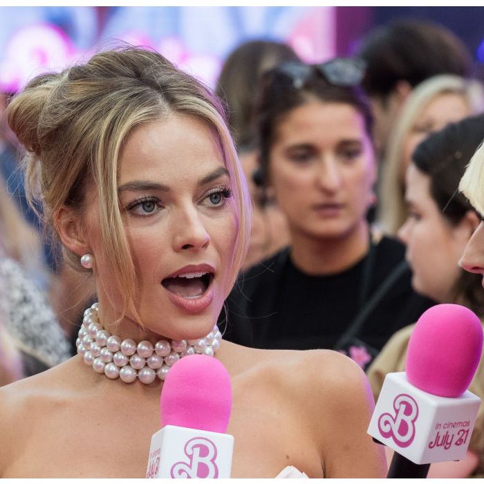 Margot Robbie usou um terninho com chapéu bem clássicos na divulgação de  Barbie - Purebreak