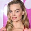 O penteado de Margot Robbie também varia muito de acordo com a Barbie que ela está representando