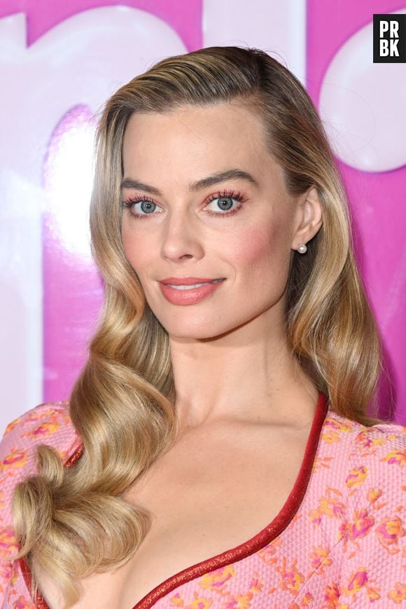 O penteado de Margot Robbie também varia muito de acordo com a Barbie que ela está representando