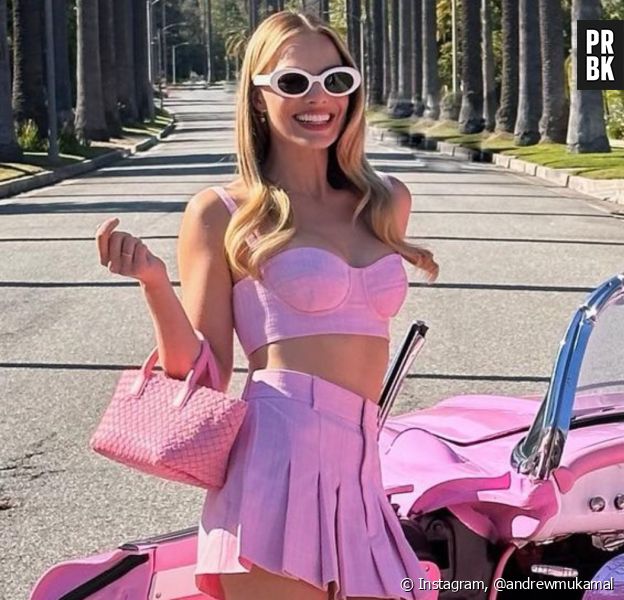A bolsa da Barbie deixa o look bem mais estiloso e completo!