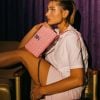 Usar uma bolsa bem rosa na estreia de "Barbie" é quase uma obrigação!