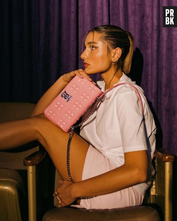 Usar uma bolsa bem rosa na estreia de "Barbie" é quase uma obrigação!