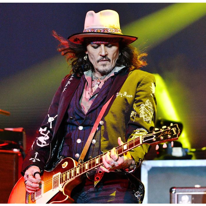 Johnny Depp teria sido visto bebendo antes de ser encontrado inconsciente em hotel