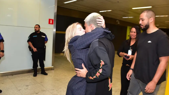 Fofos! Veja reencontro romântico de Luísa Sonza e Chico Veiga após viagem da cantora