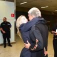 Luísa Sonza e Chico Veiga se beijaram ao se reencontrar em aeroporto