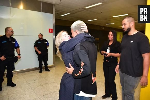 Luísa Sonza e Chico Veiga se beijaram ao se reencontrar em aeroporto