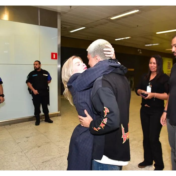 Luísa Sonza e Chico Veiga se beijaram ao se reencontrar em aeroporto