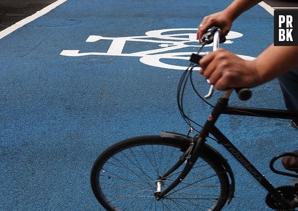 Alguém, por algum motivo, está determinado a provar que bicicletas sem rodas funcionam. E sim, elas funcionam