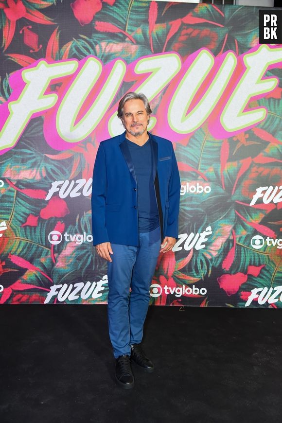 Edson Celulari estava com look todo azul da cabeça aos pés