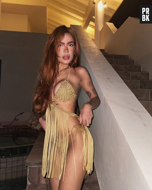 Lara Silva usou lookinho dourado com franjas maravilhosas para a última festa