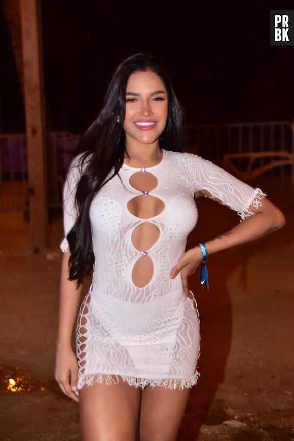 Flay usou vestido branco curtinho e com franjas