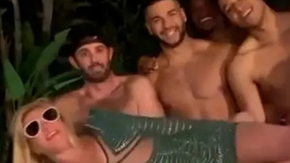 Britney Spears nua, vídeos sensuais e festa com vários homens marcam pós-divórcio