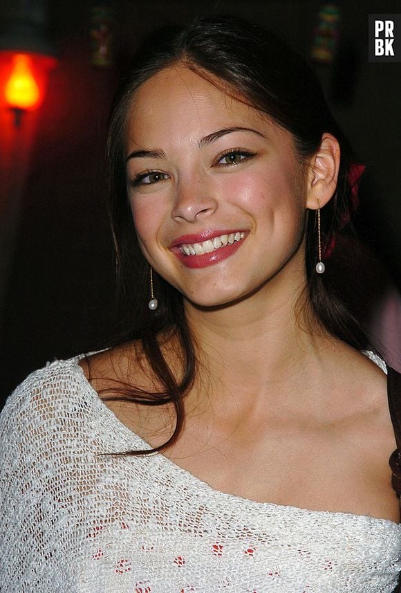 A atriz canadense Kristin Kreuk, famosa por 'Smallville', teve que abandonar o ensino médio no 11º ano devido a escoliose.