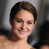 Shailene Woodley cinta plástica do peito aos quadris durante dois anos para realinhar a coluna