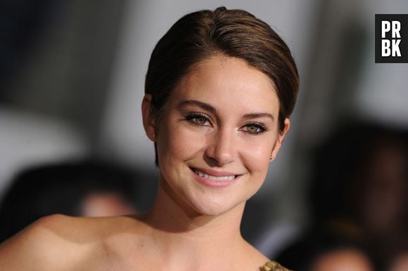 Shailene Woodley cinta plástica do peito aos quadris durante dois anos para realinhar a coluna