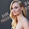 Sua operação para realinhar a coluna após ser diagnosticada com escoliose deixou a atriz britânica Sophie Turner mais alta, chegando a 1,73 m