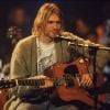 Kurt Cobain foi diagnosticado com escoliose no ensino médio e reclamou que o peso do violão agravava o desconforto