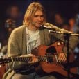  Kurt Cobain foi diagnosticado com escoliose no ensino médio e reclamou que o peso do violão agravava o desconforto 