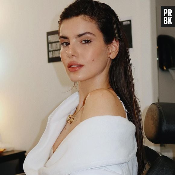 Camila Queiroz não está mais morena