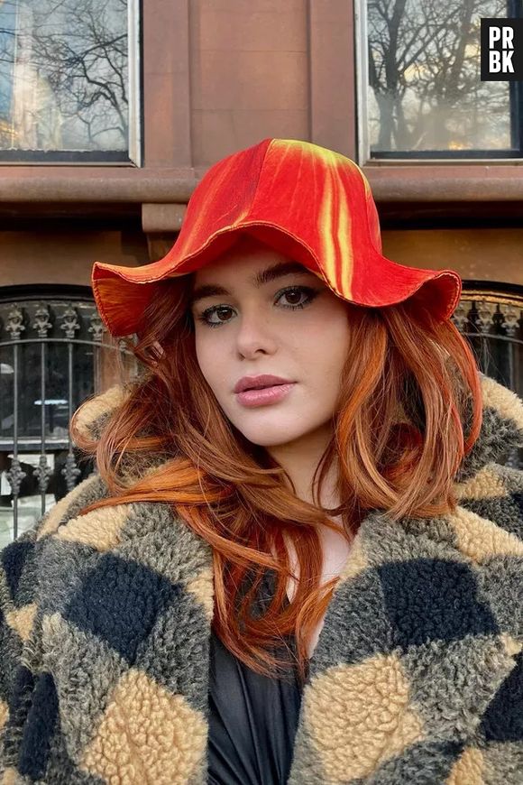 Barbie Ferreira ficou linda ruiva