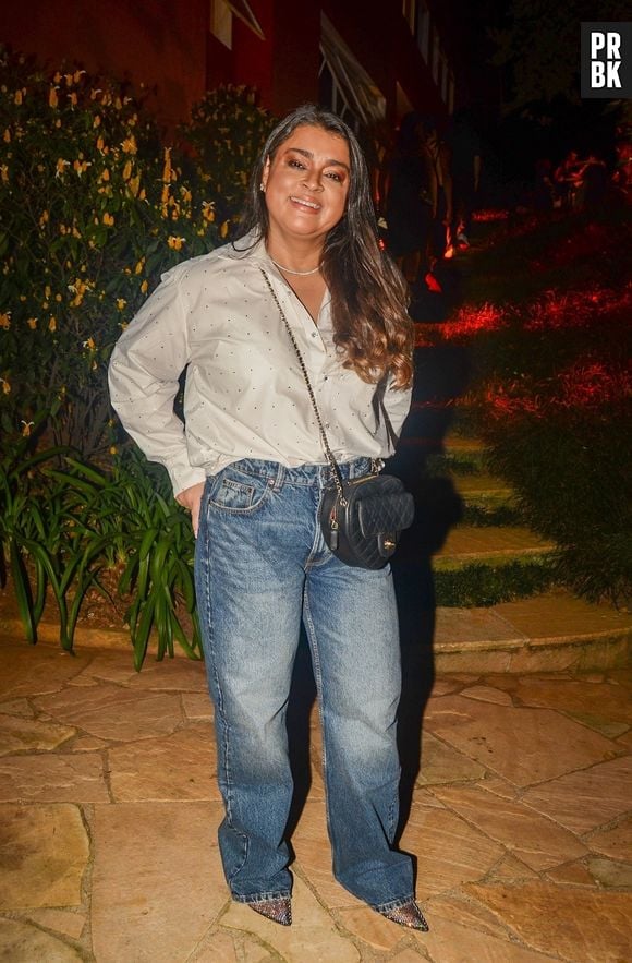 Preta Gil estava elegante com calça jeans e camisa social com brilhos