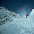  Muitas pessoas tem como meta escalar o Monte Everest 