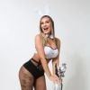 Andressa Urach posou para ensaio sensual vestida de coelhinha