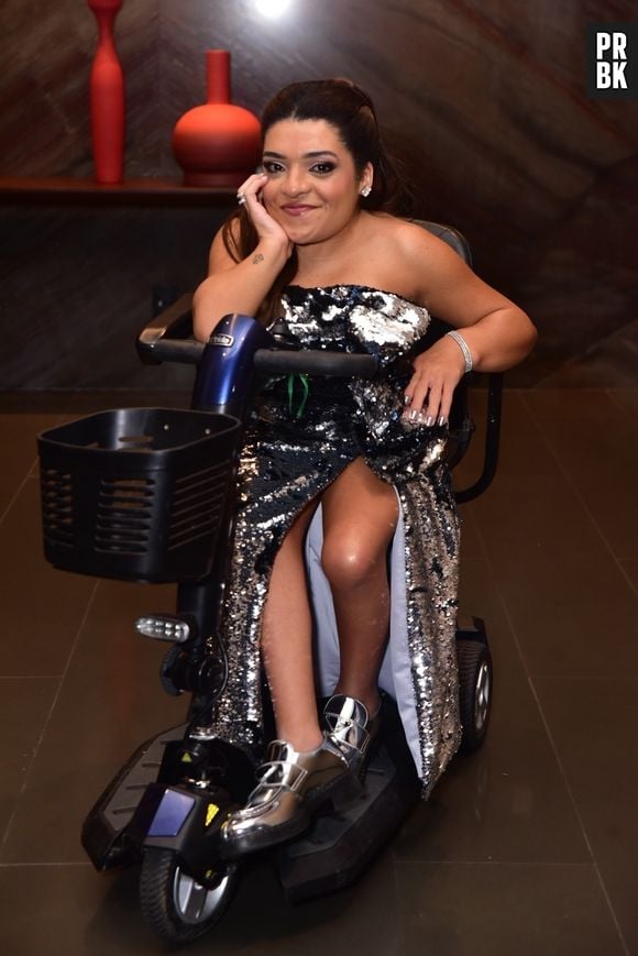 Pequena Lo compareceu ao Prêmio Geração Glamour 2023 com look brilhante de paetê