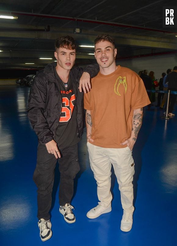 Os irmãos Gustavo e Túlio Rocha também marcaram presença com looks estilosos no show do The Weeknd em São Paulo