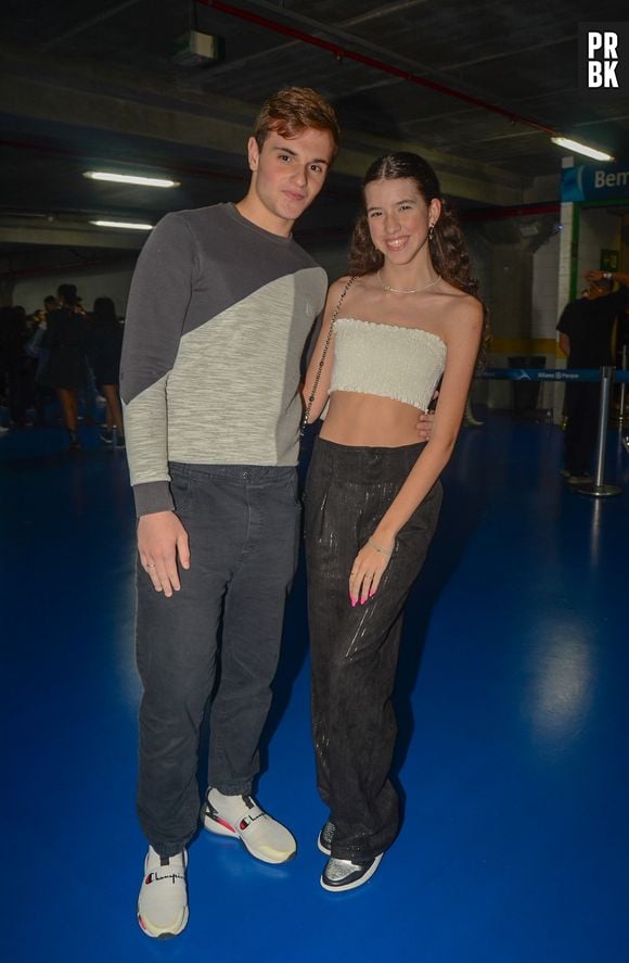 Maria Faro, filha de Rodrigo Faro, e o namorado também marcaram presença com looks combinando no show do The Weeknd em São Paulo