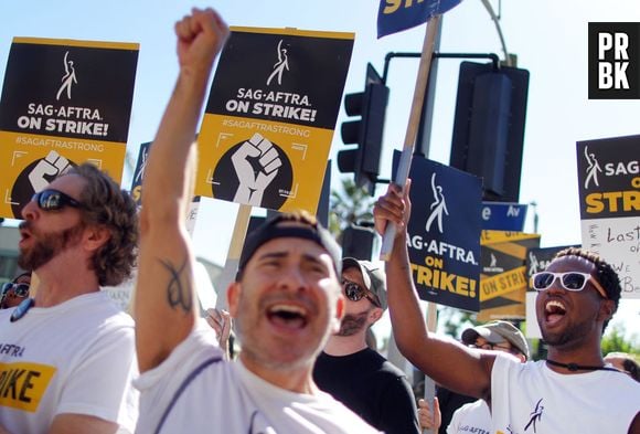 Começou com a greve dos roteiristas e, logo depois, veio a greve dos atores de Hollywood. As duas classes se uniram pedindo melhorias, tornando-se um movimento poderoso que fez com que muitas séries e filmes fossem cancelados ou atrasados, além de proibidir a divulgação de novos lançamentos.