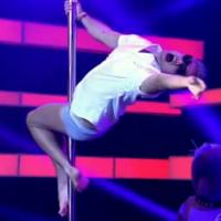 Otaviano Costa tira a roupa e dança pole dance de cueca junto com José Loreto em "Amor e Sexo"