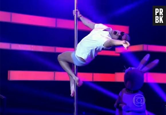 Otaviano Costa se empolga com pole dance e fica só de cueca para fazer sua performance em "Amor e Sexo", na última quinta-feira, 21 de novembro de 2013