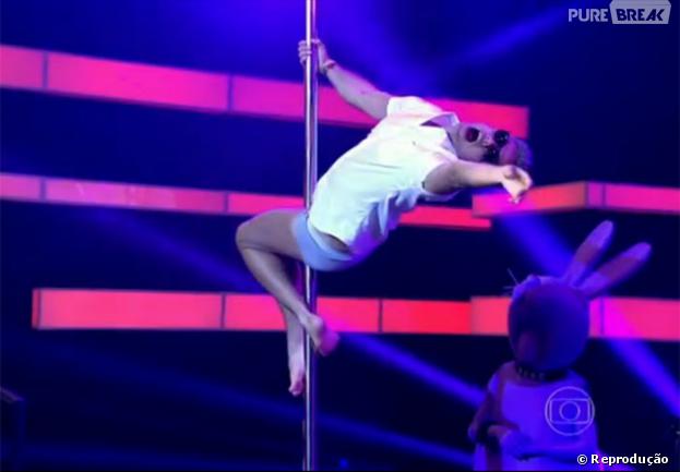 Otaviano Costa se empolga com pole dance e fica só de cueca para fazer sua performance em "Amor e Sexo", na última quinta-feira, 21 de novembro de 2013