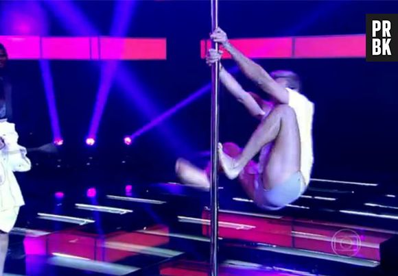 Depois de ficar peladão no primeiro episódio de "Amor e Sexo", Otaviano Costa dançou pole dance de cueca