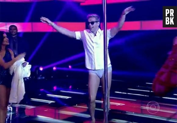 Otaviano Costa levou a platéia do programa ao delírio e fez Fernanda Lima morrer de rir ao se apresentar no pole dance só de cueca no "Amor e Sexo"