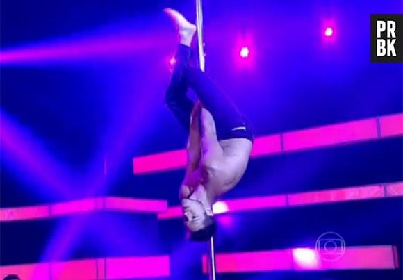 José Loreto também se apresentou no pole dance no "Amor e Sexo" e chegou a ficar pendurado de cabeça para baixo