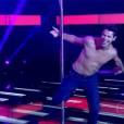 O ator José Loreto tirou a camisa e mostrou os músculos para dançar no pole dance