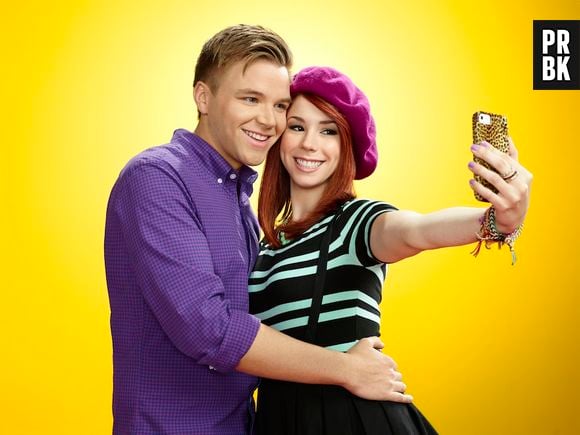 Tamara (Jillian Rose Reed) se torna namorada de Jake (Brett Davern) em "Awkward"